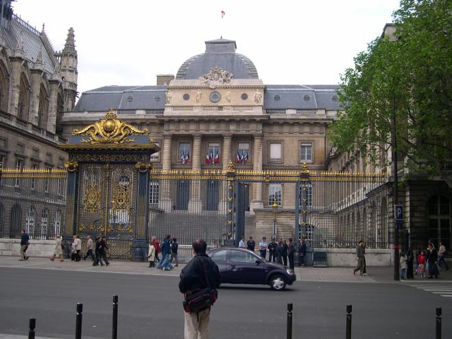  Grille dorée du palais de Justice
